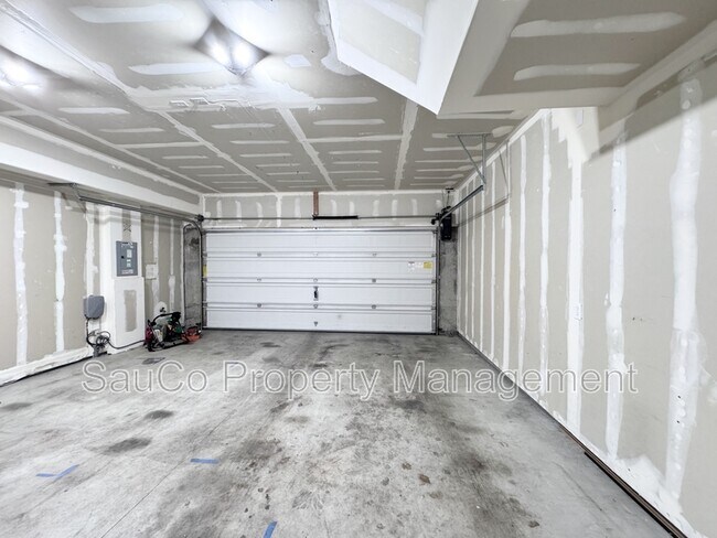 Building Photo - 3491 SE Pepperwood Way