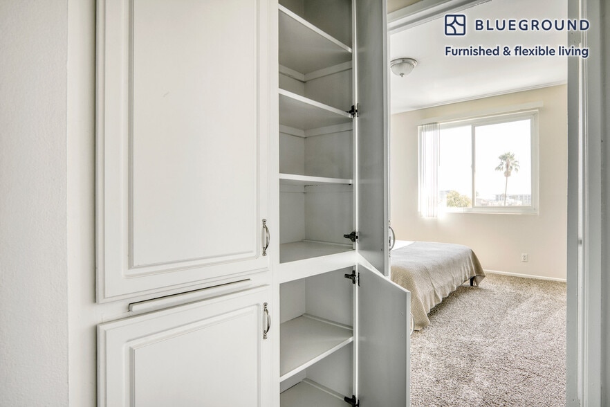 Building Photo - 467 S Arnaz Dr