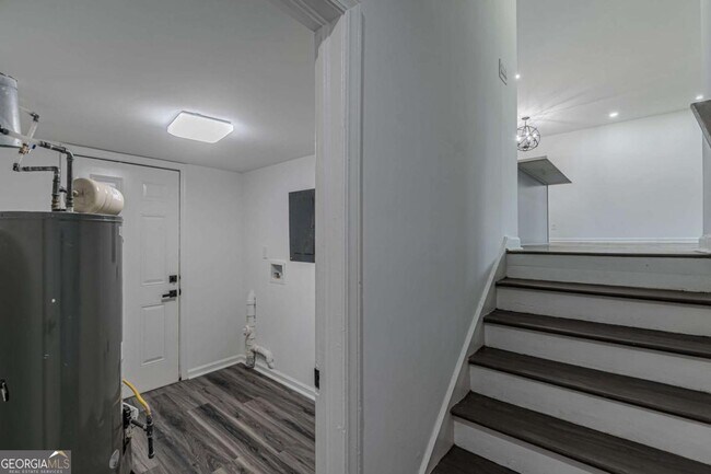 Building Photo - 2352 Glendale Dr