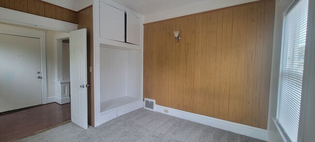 Building Photo - Downstairs unit @1034 NE Davis St - Lowered Price!