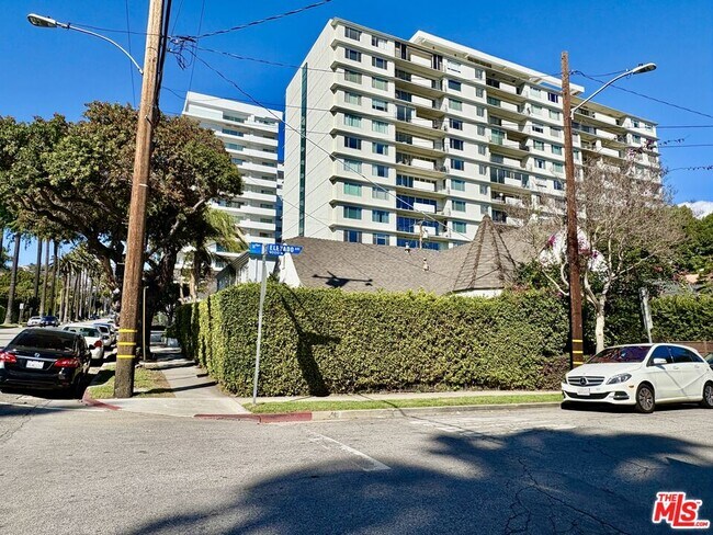 Building Photo - 804 N Doheny Dr