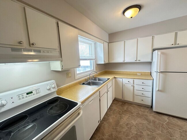 Building Photo - 1837-1837 Post Rd