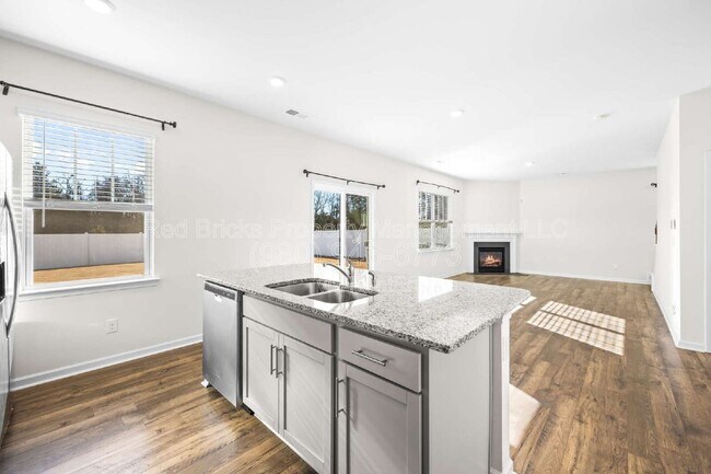 Building Photo - 4015 Meadow Green Dr