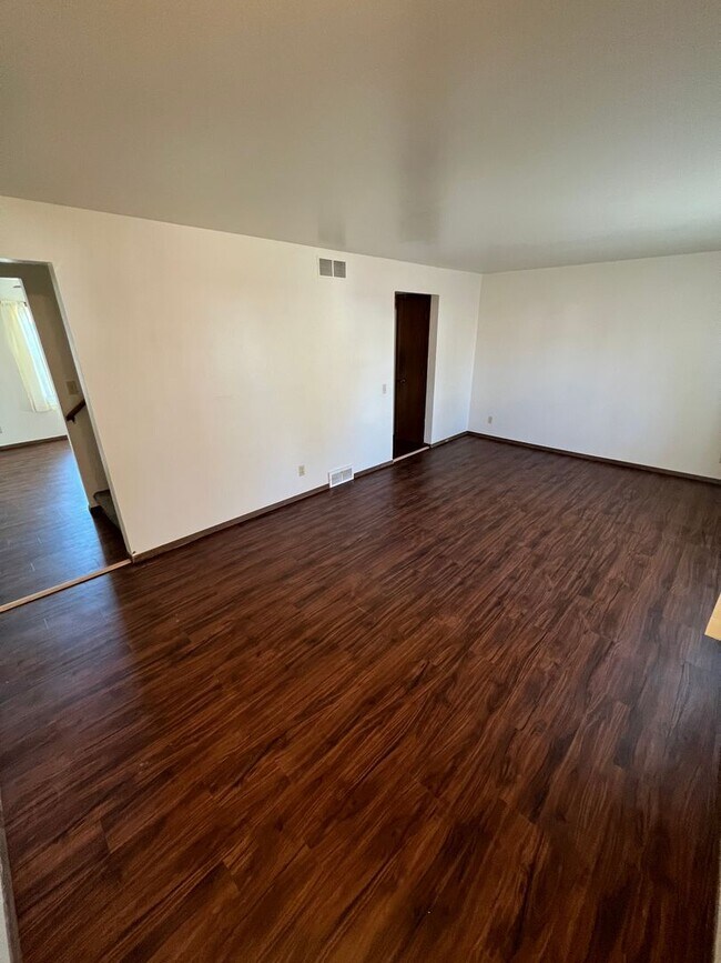 Building Photo - 3 bed/1.5 bath Duplex in Madison, WI