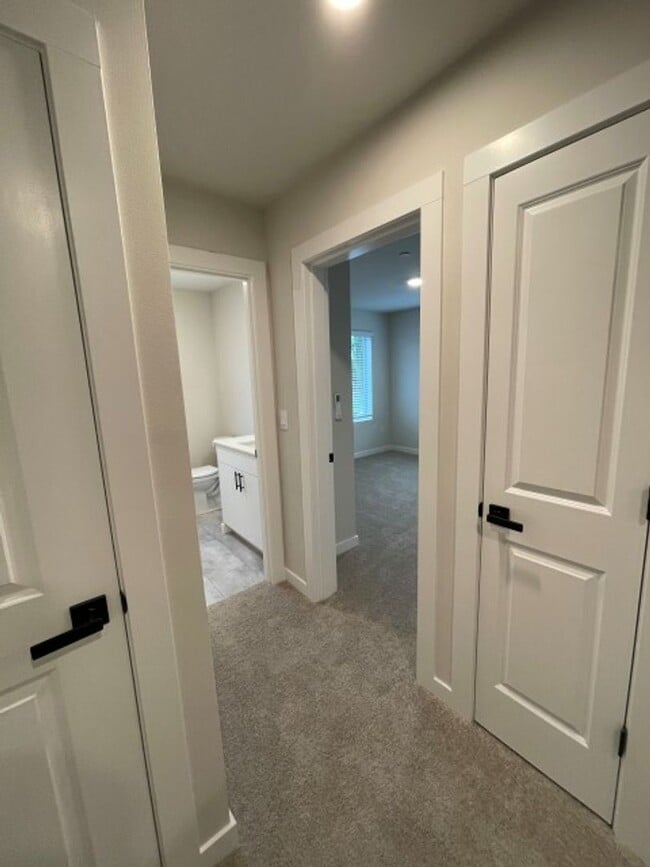 Building Photo - 4Bd/3.5Ba Snohomish Townhouse