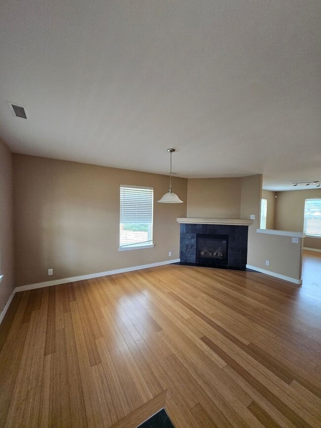 Building Photo - Beautiful 4 Bedroom 2.5 Bath in Rainier
