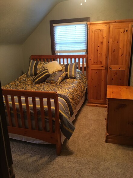1 room - 908 E Sherman Ave