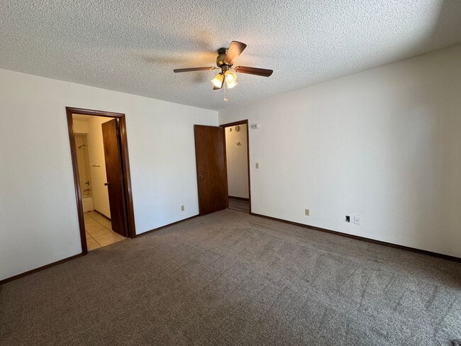 Building Photo - 3 bedroom 2 full bathroom Duplex home in B...