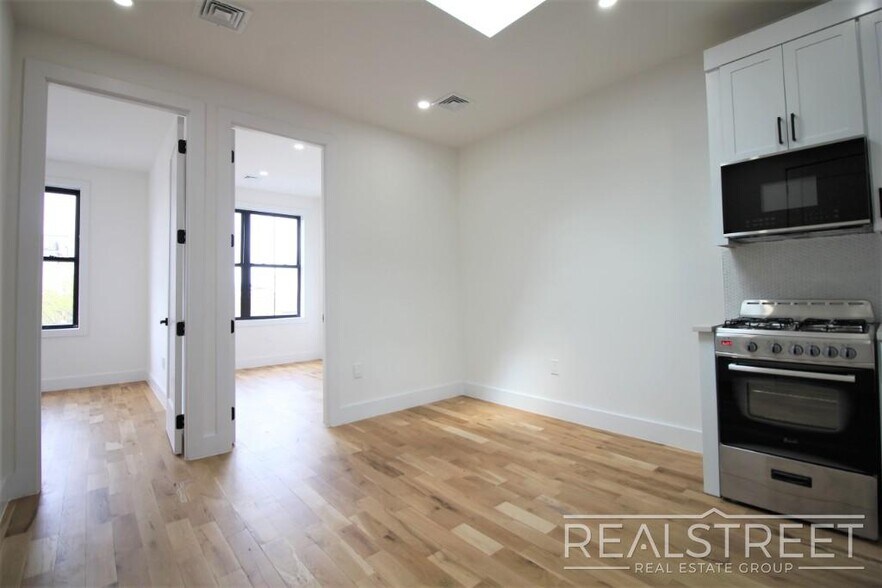 Building Photo - Stunnging NEW 4 Bed floor trhu in Bed Stuy/Ocean Hill with in unit W/D!