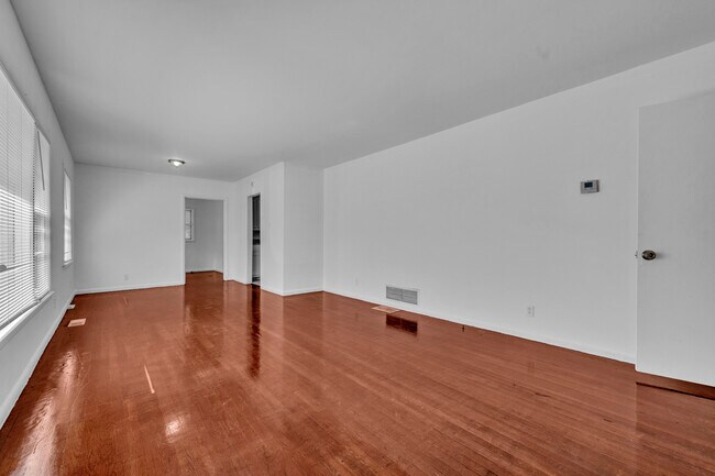 Building Photo - 204 3rd Ave