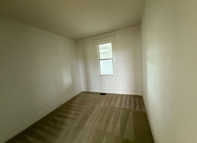 Building Photo - Charming Country Farmhouse in Elberta!