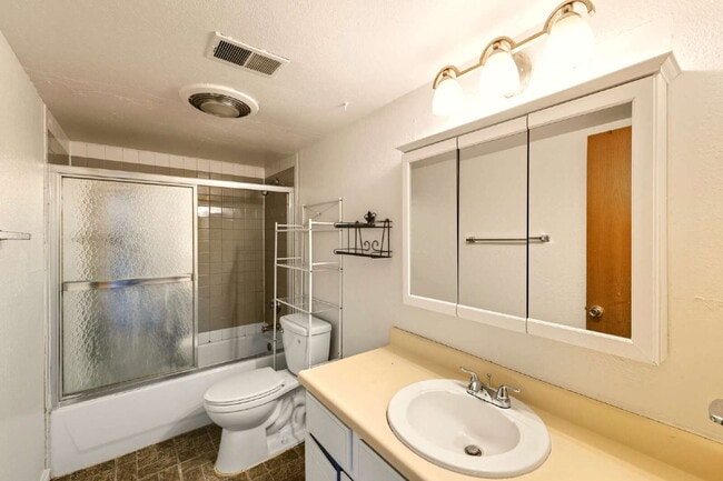 Building Photo - Available Immediately! 3 Bed 1 Bath in Denver