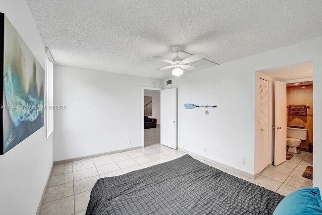 Building Photo - 1911 Sabal Palm Dr