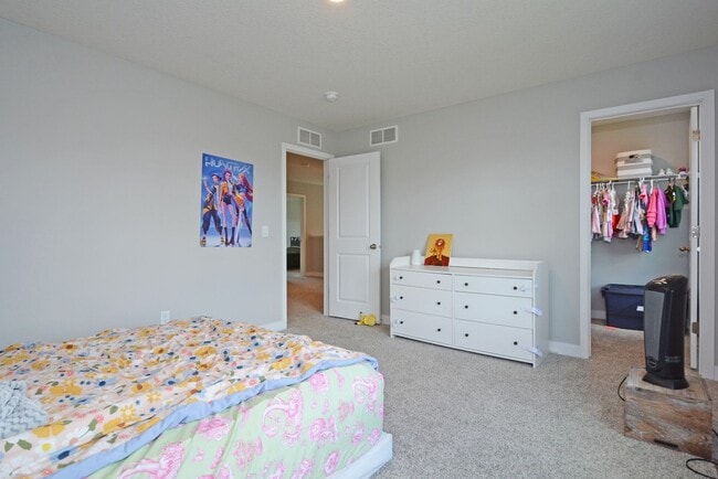 Building Photo - Beautiful 4-Bedroom Home with Modern Finishes & 2 Car Garage!