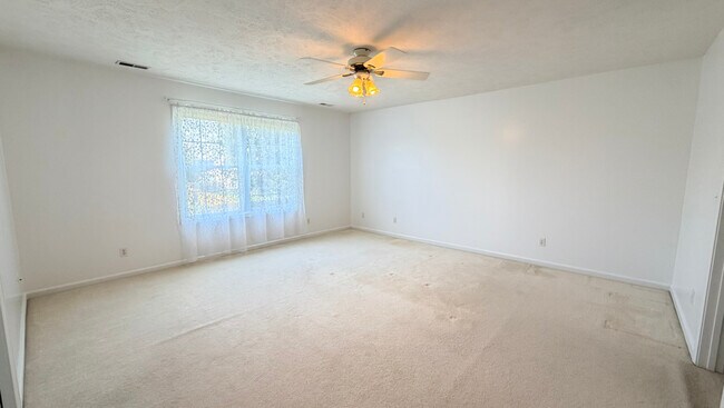 Building Photo - 611 Buttercup Dr