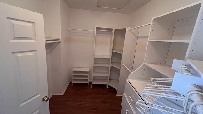 Building Photo - Beautiful home in gated community! Spaciou...