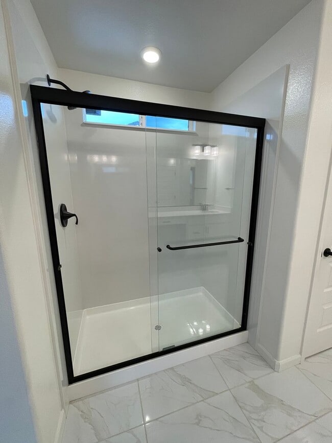 Building Photo - Beautiful new home with open floor plan av...