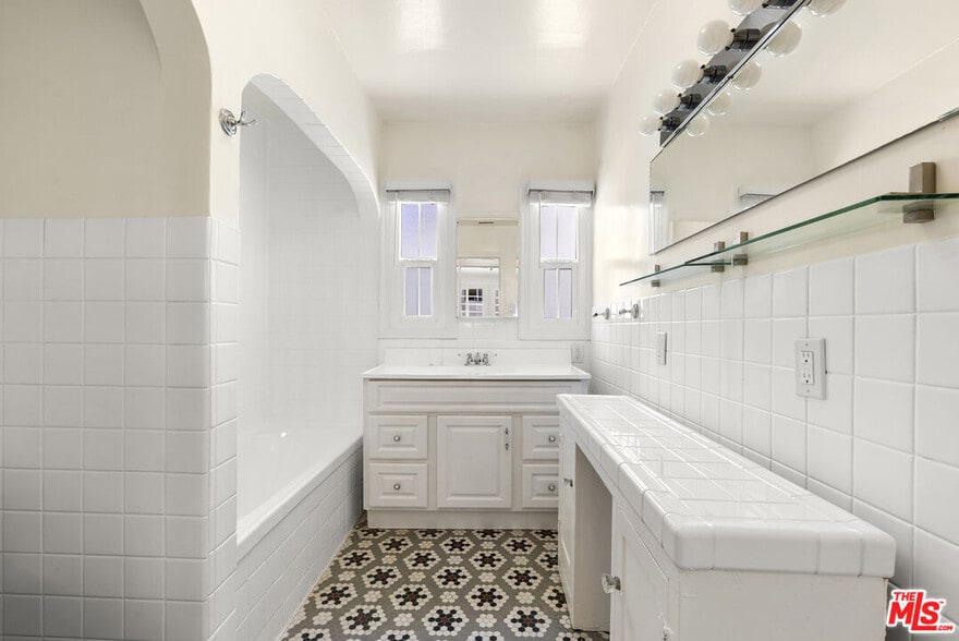 Building Photo - 515 N Kings Rd