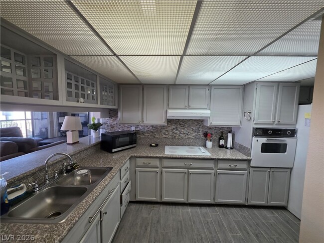 Building Photo - 750 S Royal Crest Cir