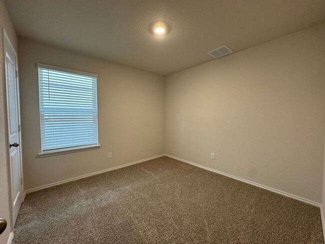 Building Photo - $300 OFF 1ST MONTH RENT IF YOU MOVE IN WIT...