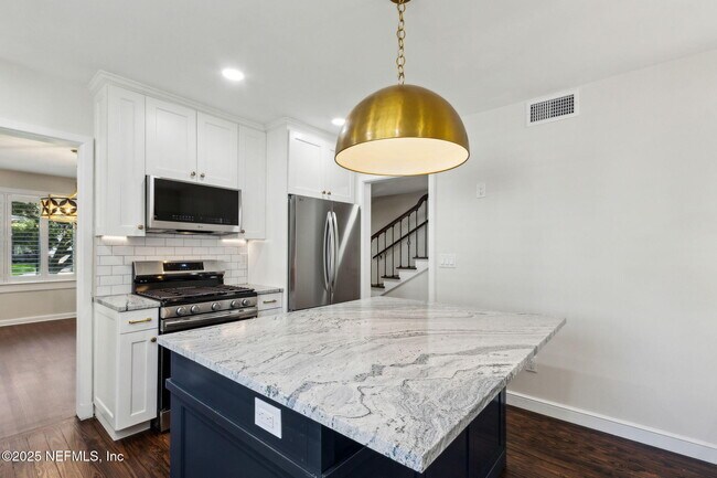 Building Photo - 2334 Broadmoor Ln