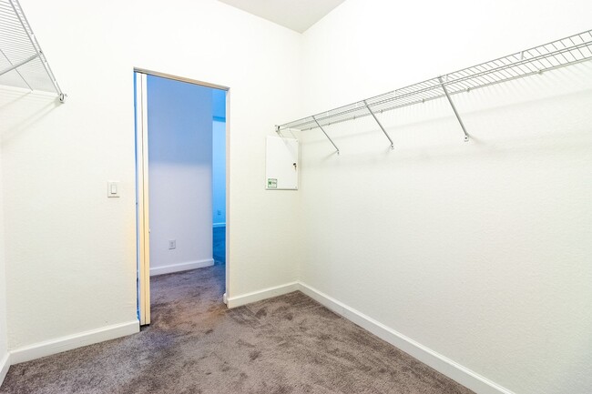 Building Photo - 9596 Town Parc Cir S