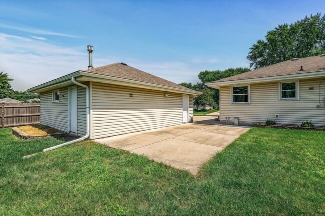 Building Photo - Freshly remodeled 4 Bed Rambler AV/Rosemou...