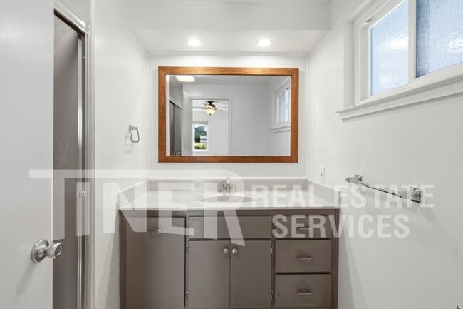 Building Photo - 8665 Everglade Dr