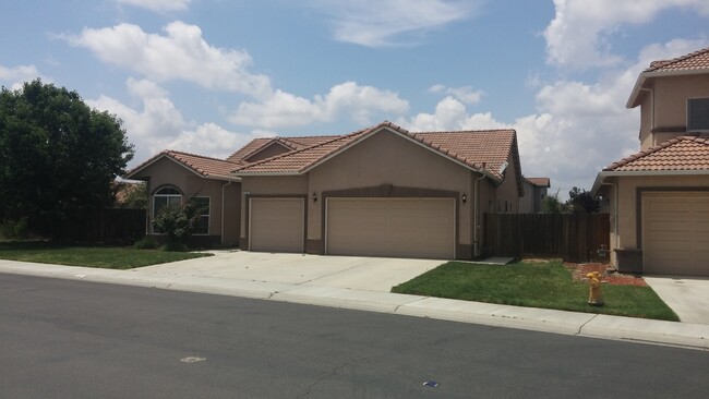 Building Photo - 4 Bedroom 2 Bath Home on Lemoore Golf Course