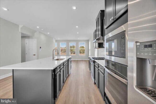 Building Photo - 76 SAND HILLS Dr