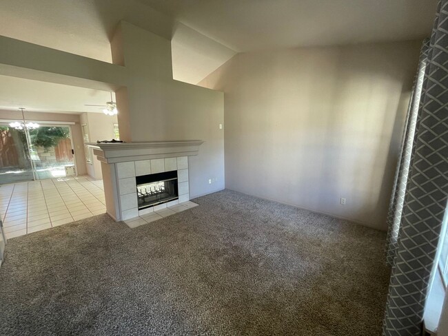 Building Photo - Single story home in convenient Salida!