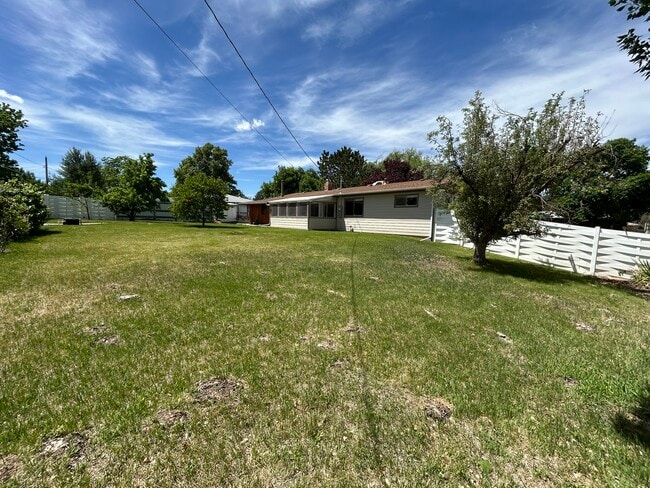 Building Photo - 718 Brassie Dr