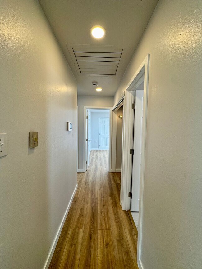 Building Photo - Adorable Newley Remodeled Home Available Now in Sacramento!