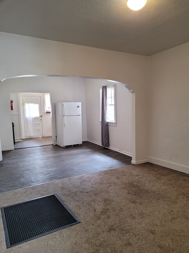 Building Photo - 608 Elias Ave