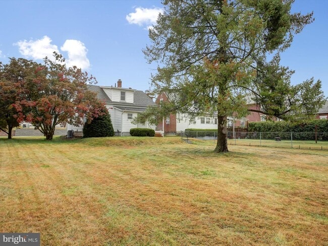 Building Photo - 557 N Franklin St