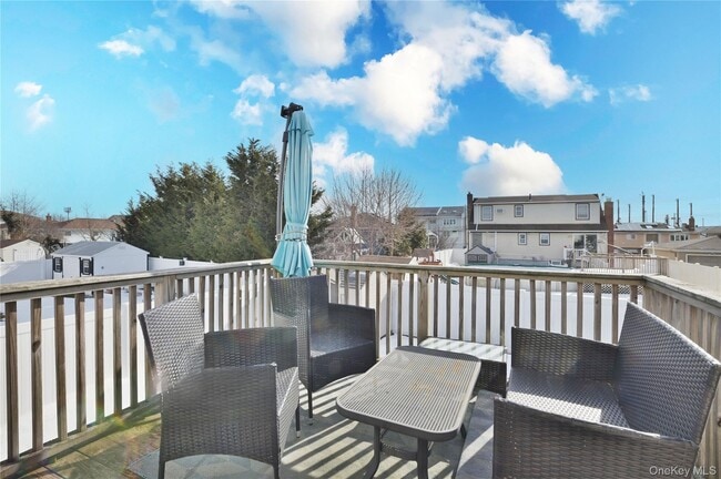 Building Photo - 3485 Riverside Dr