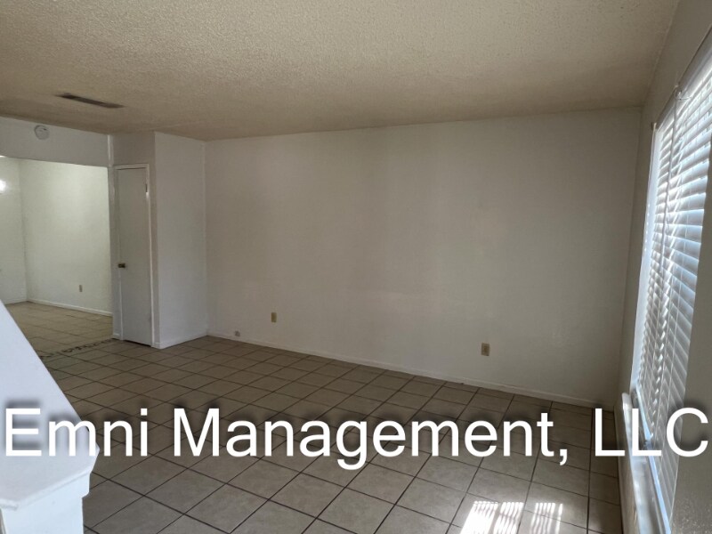Building Photo - 204 Oak Trail Dr