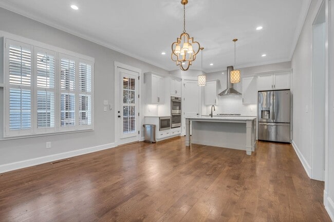 Building Photo - Stunning 5BE/4.5BA in the heart of Green H...
