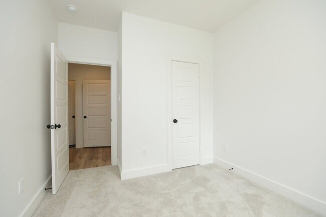 Building Photo - For Lease | 4 Bed, 2.5 Bath | 1,450 Sq Ft |
