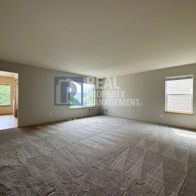 Building Photo - 3 Bedroom + Office Near Amenities!