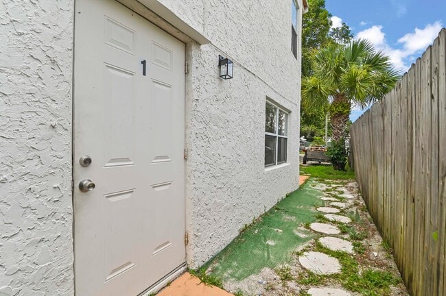 Building Photo - 515 Putnam Rd