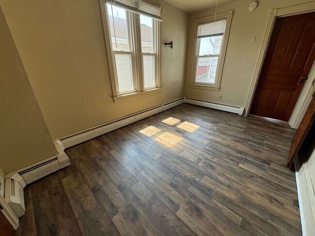 Building Photo - THREE BEDROOM/ONE BATH TWIN
