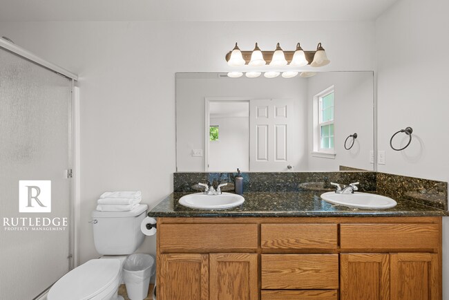 Building Photo - Southwest Medford / Near ROGUE X