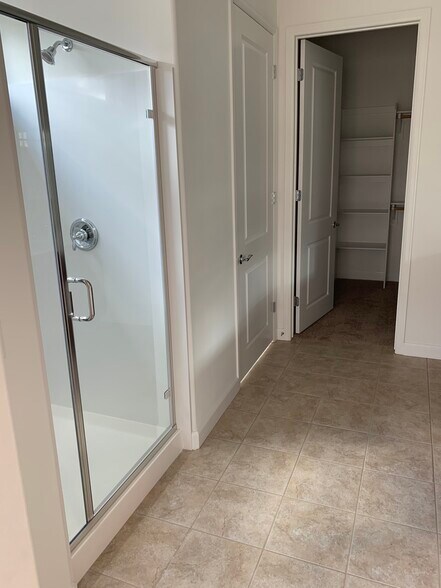 Master shower, huge walk-in closet…. - 61 Bordeaux