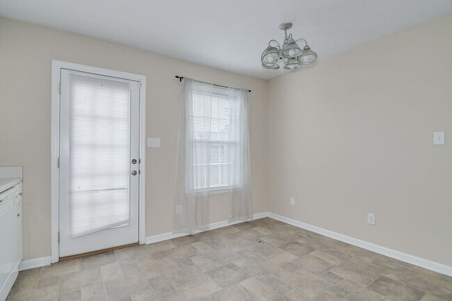 Building Photo - End Unit Townhome!