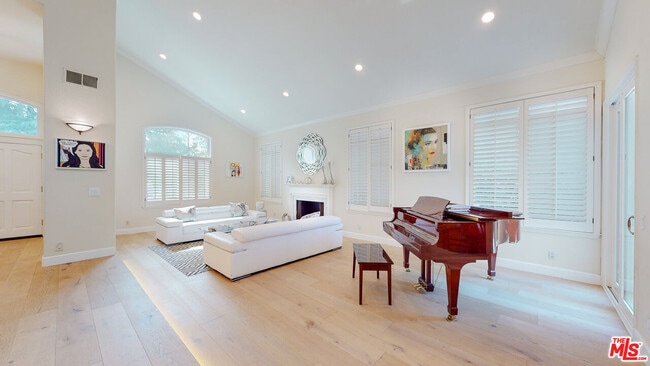 Building Photo - 4950 Densmore Ave