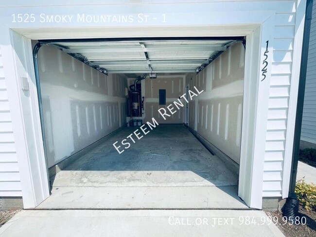 Building Photo - 1525 Smoky Mountains St