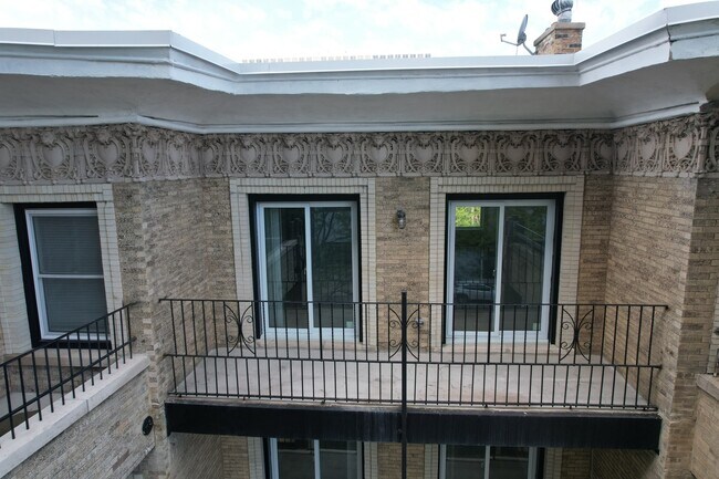Building Photo - 4338 N Clarendon Ave