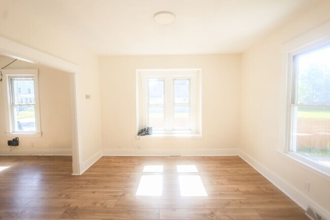 Building Photo - 420 W 21st St