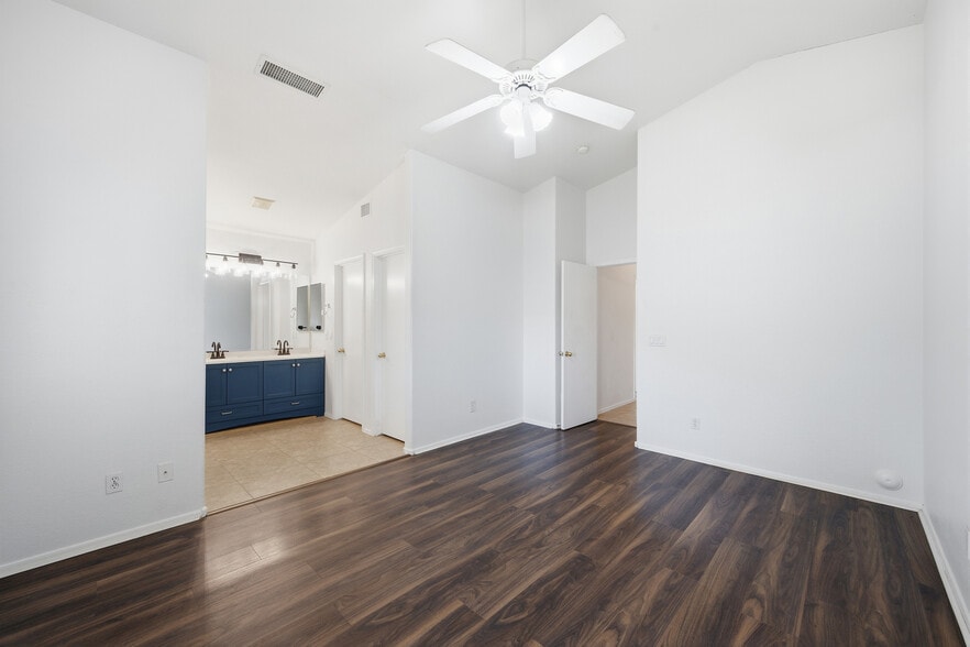 Building Photo - 7319 W Eugie Ave